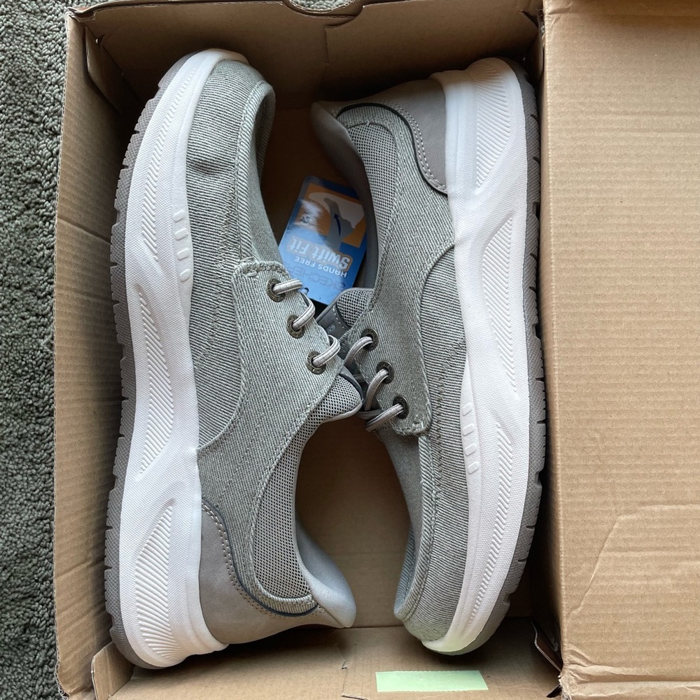 New in box Skechers Swift fit Men's Gray/Taupe Slip-On Loafers, men’s 11